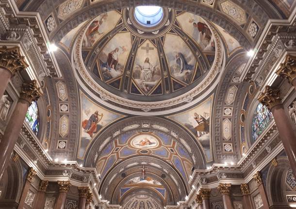 Cerimonia di dedicazione dell'altare della Basilica di Gallarate