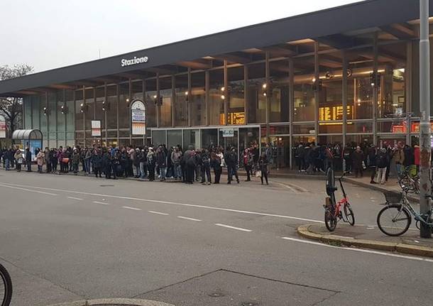 Cancellazioni e ritardi per un guasto al treno: le vostre foto