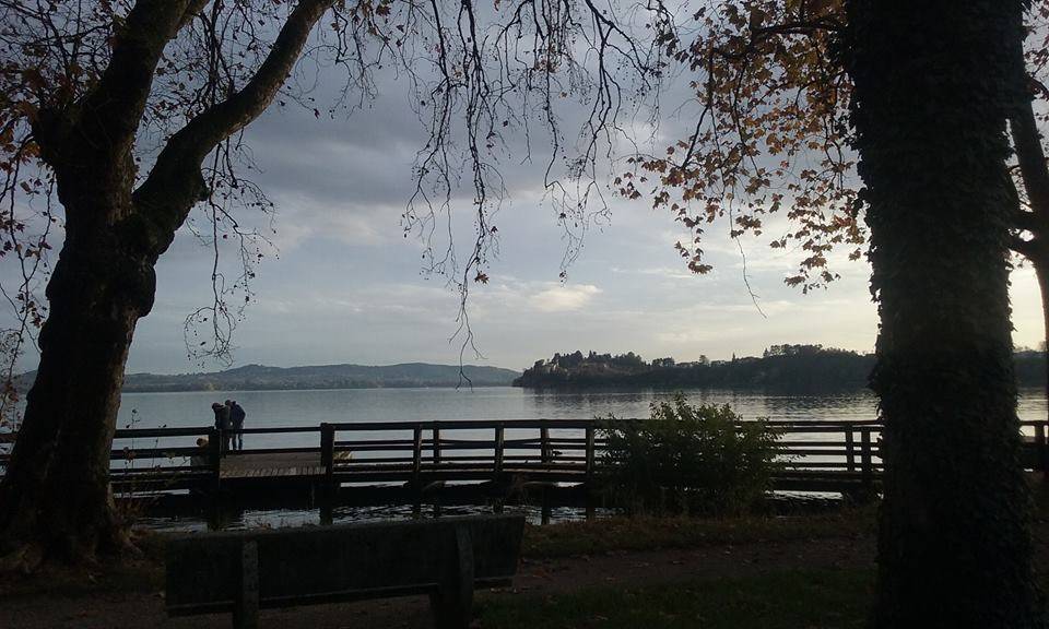 Il lago d'autunno