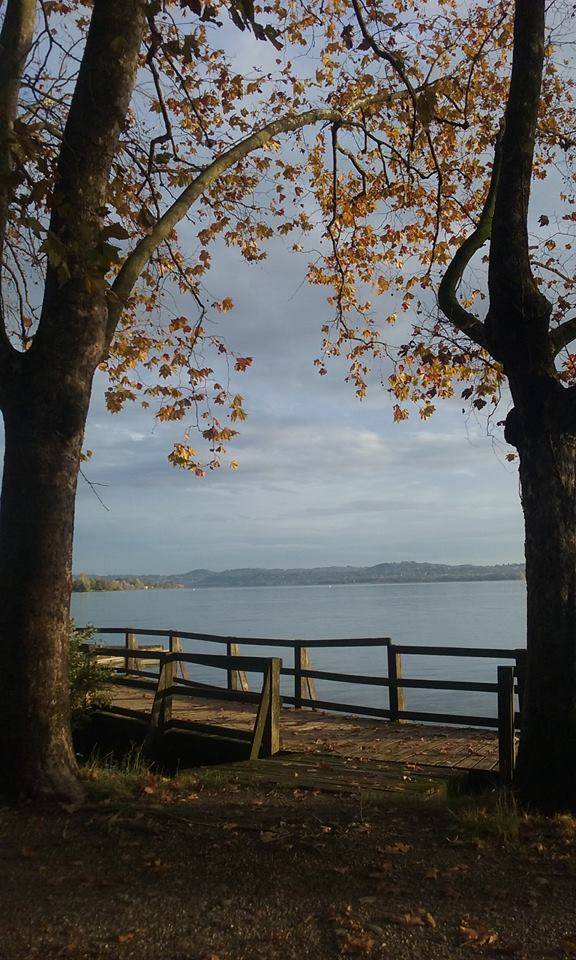 Il lago d'autunno