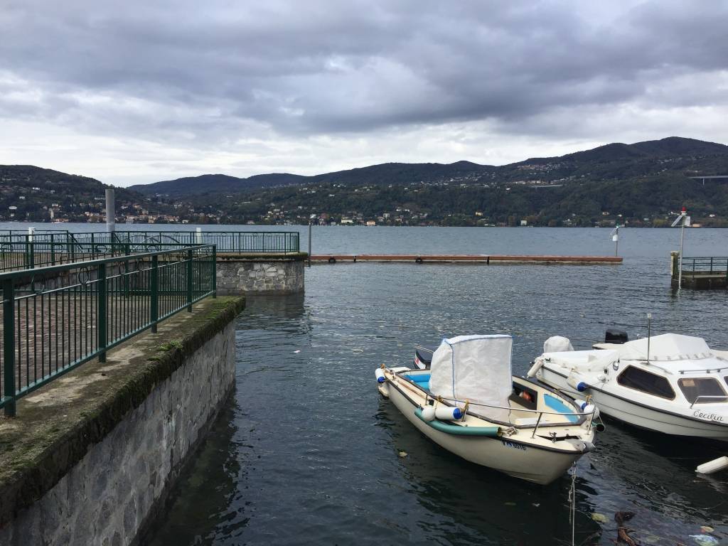Il lago dopo la pioggia ad Angera e Ranco