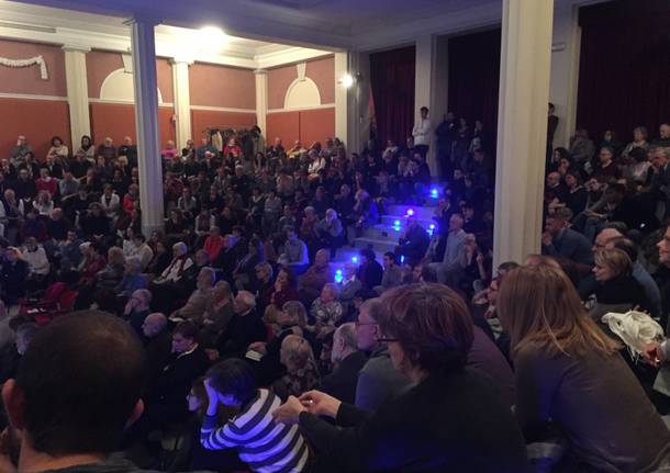 Il teatro Santuccio strapieno per Pietro Bartolo