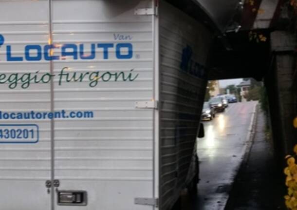 Camion incastrato al sottopasso di via Marconi a Canegrate