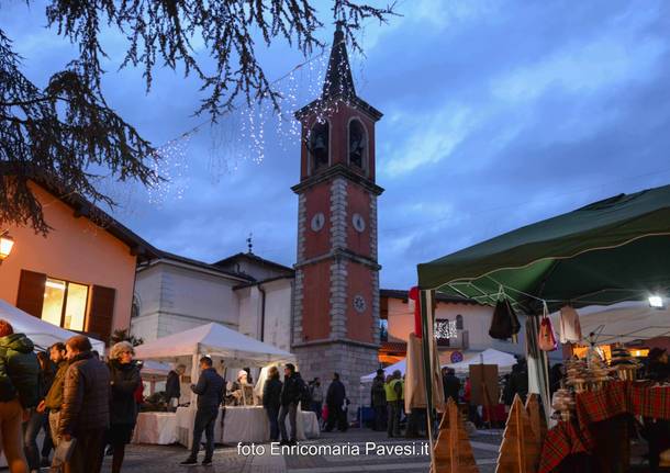 In tantissimi per il mercatino di Natale a Galliate Lombardo