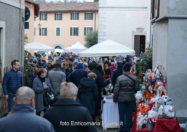 In tantissimi per il mercatino di Natale a Galliate Lombardo 