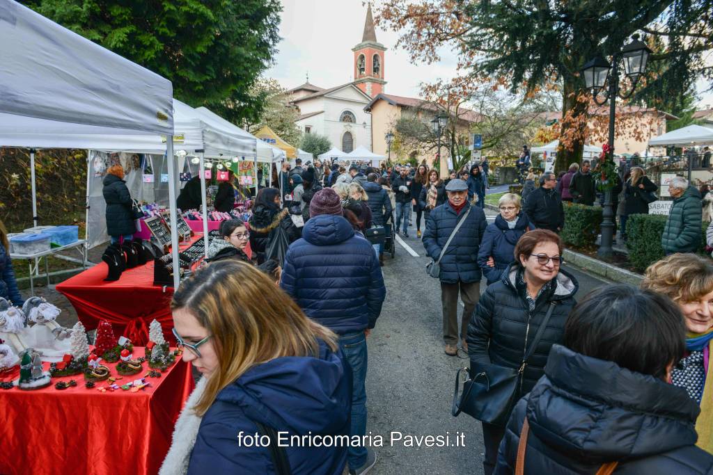 In tantissimi per il mercatino di Natale a Galliate Lombardo