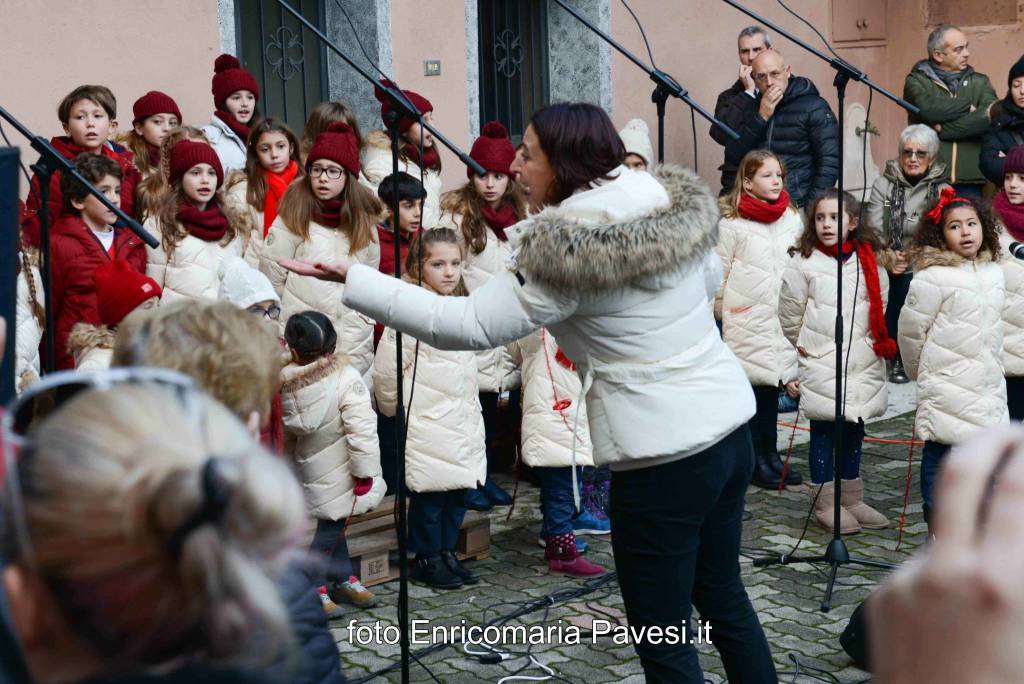 In tantissimi per il mercatino di Natale a Galliate Lombardo