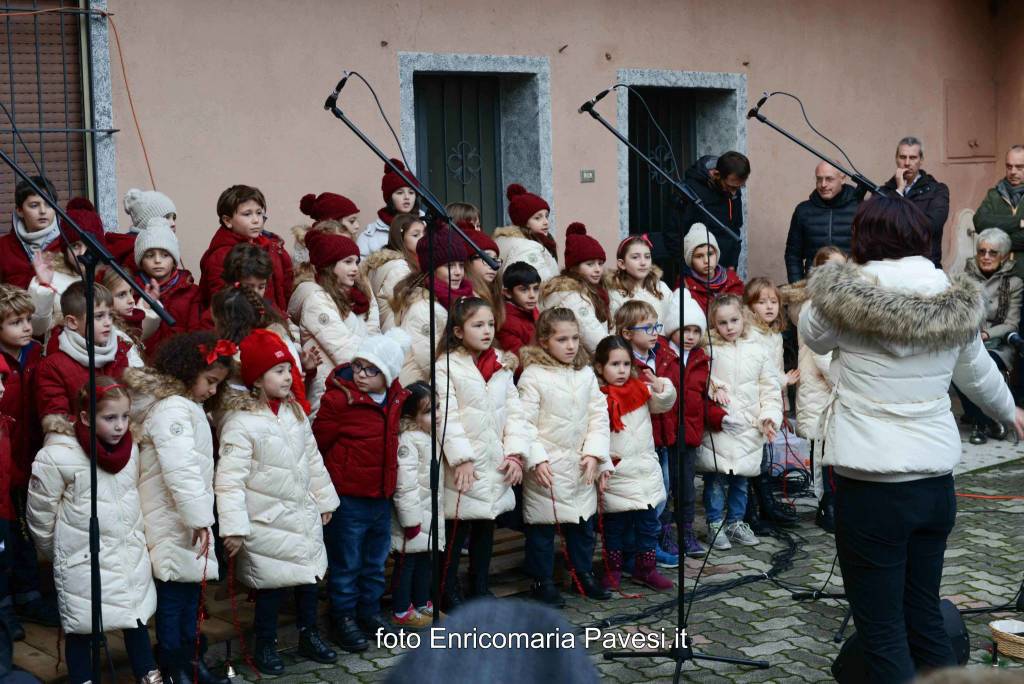 In tantissimi per il mercatino di Natale a Galliate Lombardo 