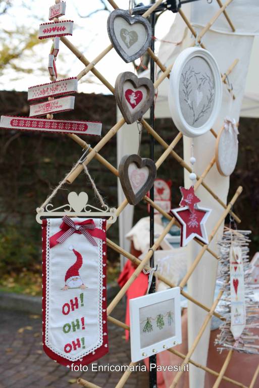 In tantissimi per il mercatino di Natale a Galliate Lombardo