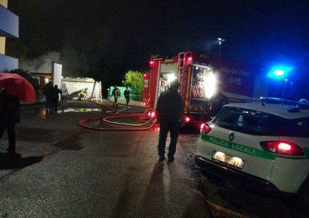 Canegrate – Camion in fiamme in via Silvio Pellico
