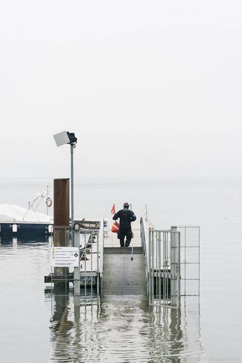 Laveno Mombello, acqua alta e rifiuti (foto di Francesco Gemmo)