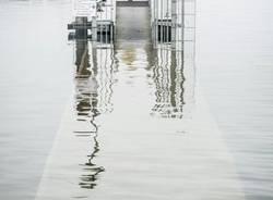 Laveno Mombello, acqua alta e rifiuti (foto di Francesco Gemmo)