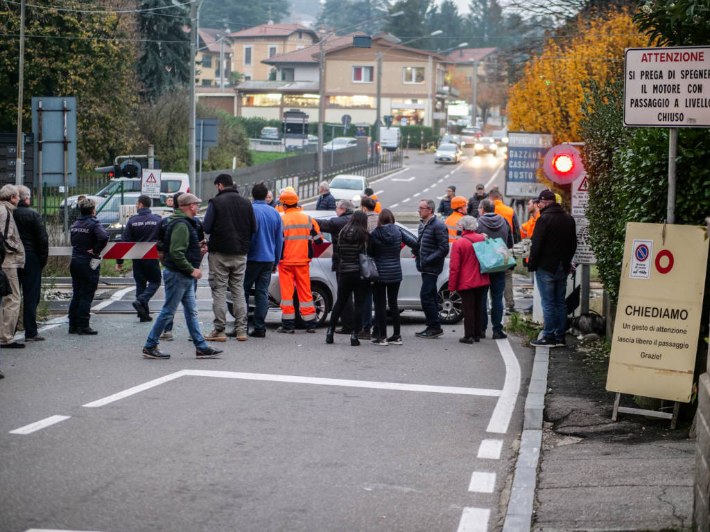 Macchina ferrovia Gazzada passaggio a livello