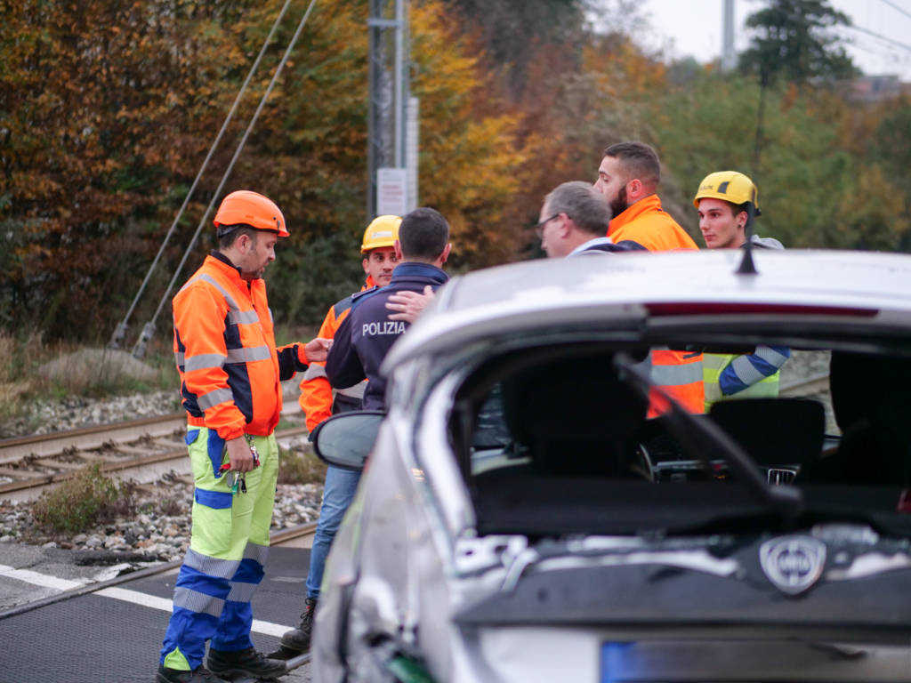 Macchina ferrovia Gazzada passaggio a livello