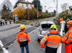 Macchina ferrovia Gazzada passaggio a livello