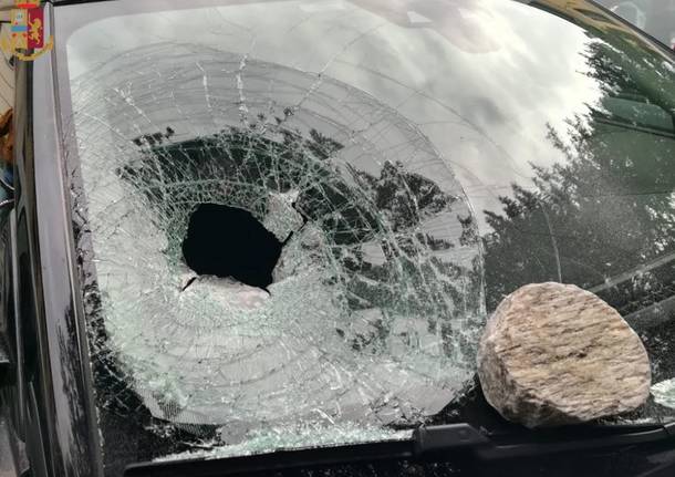 scaglia un sasso contro un vetro