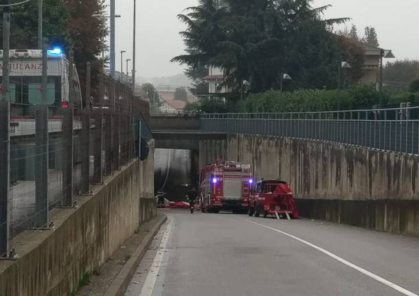 Minaccia di buttarsi dal cavalcavia, strada chiusa per un’ora