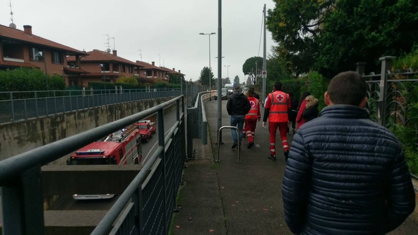 Strada chiusa a Venegono Inferiore tentato suicidio