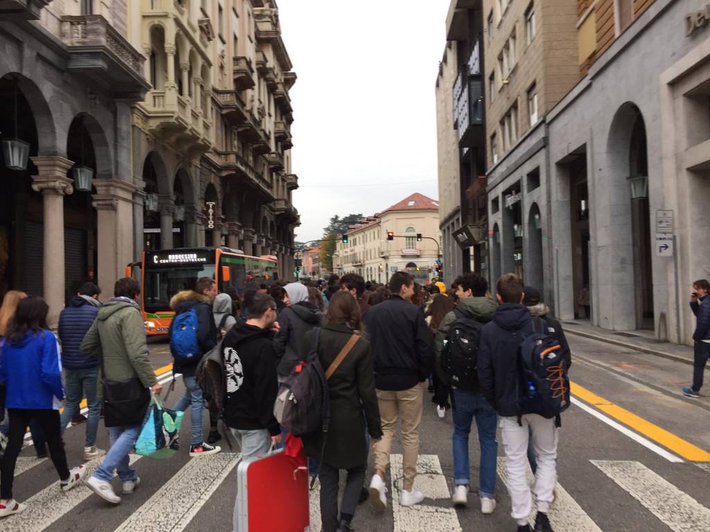 Studenti in corteo per avere scuole più sicure