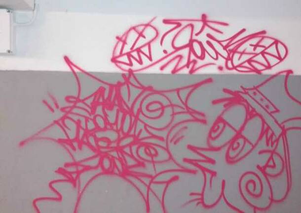 Vandali in azione al sottopasso della stazione di Canegrate