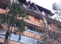 L\'abete si appoggia il condominio