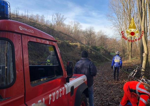 Ciclista soccorso a Travedona Monate