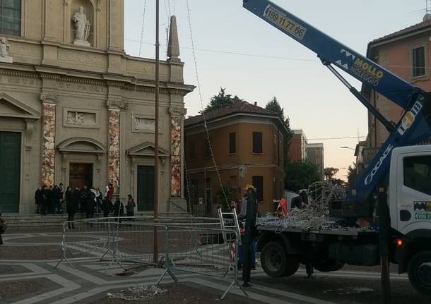 Albero di Natale in ritardo: accensione un\'ora e mezza dopo