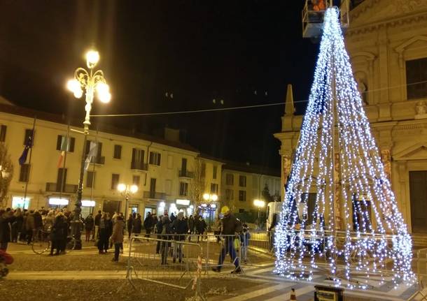 Albero di Natale in ritardo: accensione un\'ora e mezza dopo