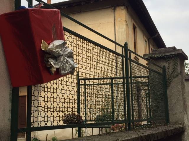 Pacchi regalo appesi al posto delle luci natalizie