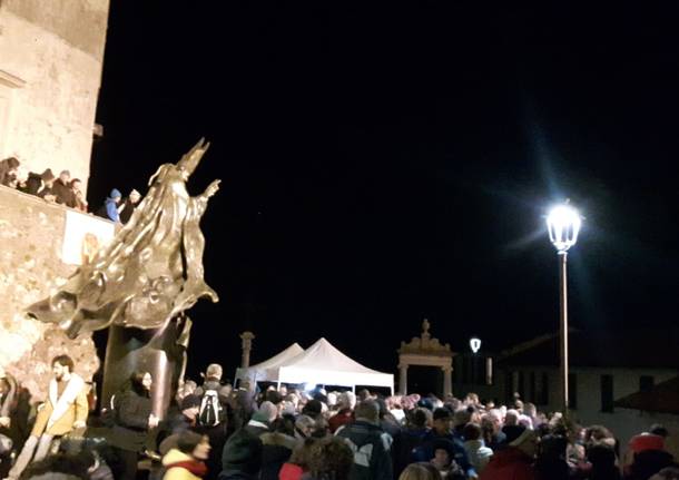 Pienone al Sacro Monte per la fiaccolata di fine anno