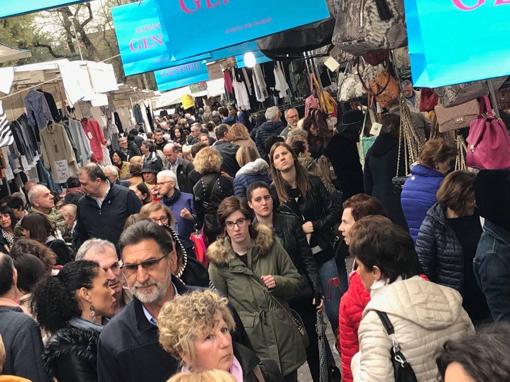 Gli ambulanti di Forte dei Marmi a Legnano
