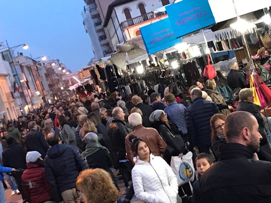 Gli ambulanti di Forte dei Marmi a Legnano