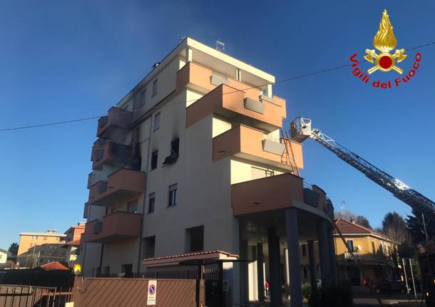 incendio appartamento cardano al campo vigili del fuoco