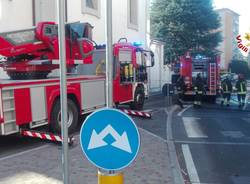 incendio appartamento cardano al campo vigili del fuoco