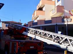 incendio appartamento cardano al campo vigili del fuoco