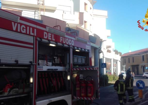Incendio in un condominio, salvi madre e bimbo