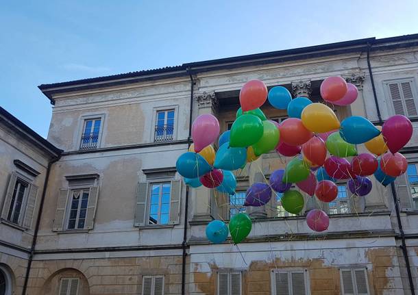Lancio di palloncini per salutare il dg Bravi