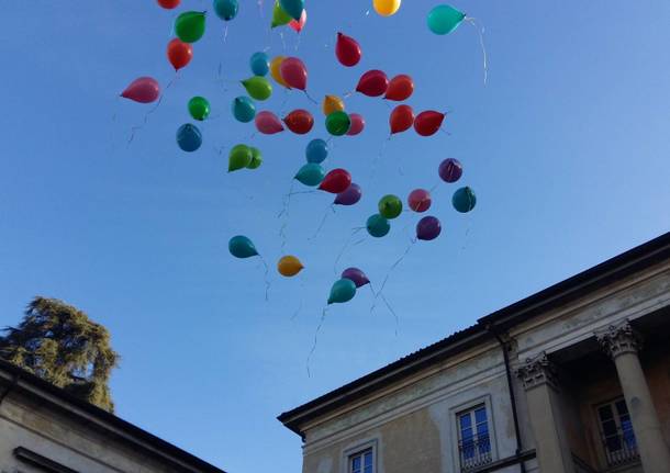 Lancio di palloncini per salutare il dg Bravi