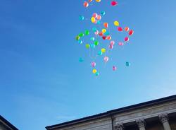 Lancio di palloncini per salutare il dg Bravi 