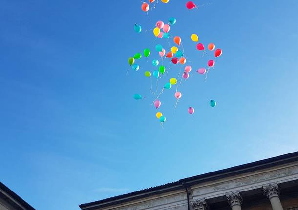 Lancio di palloncini per salutare il dg Bravi 