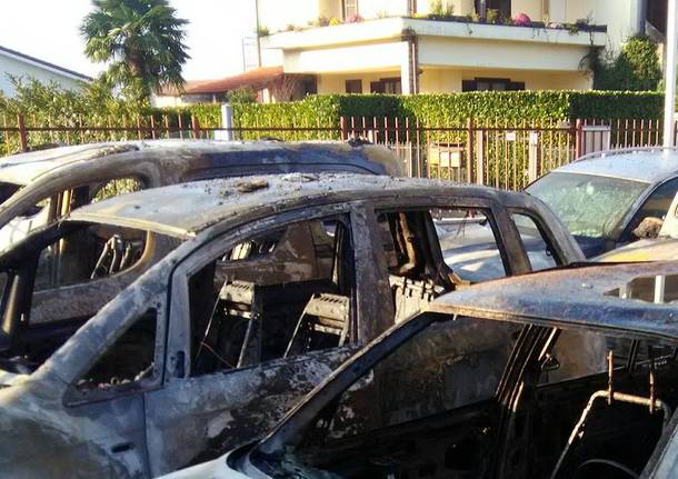 Marchirolo: le auto distrutte dalle fiamme