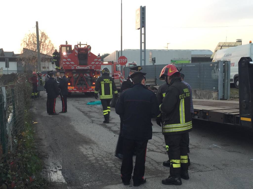 Muore schiacciato da un tir