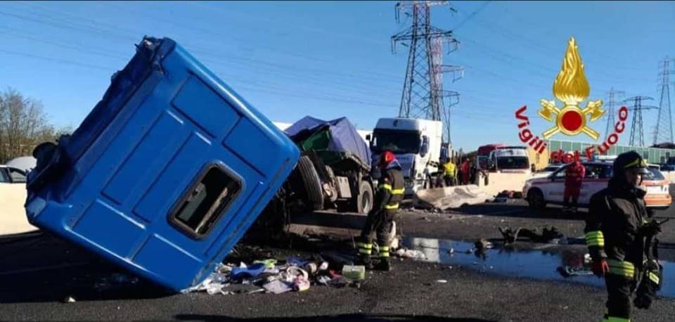 Scontro fra tir, autostrada A8 bloccata