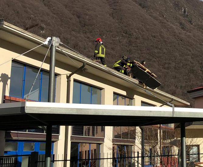 Scoperchiato il tetto della scuola di Laveno