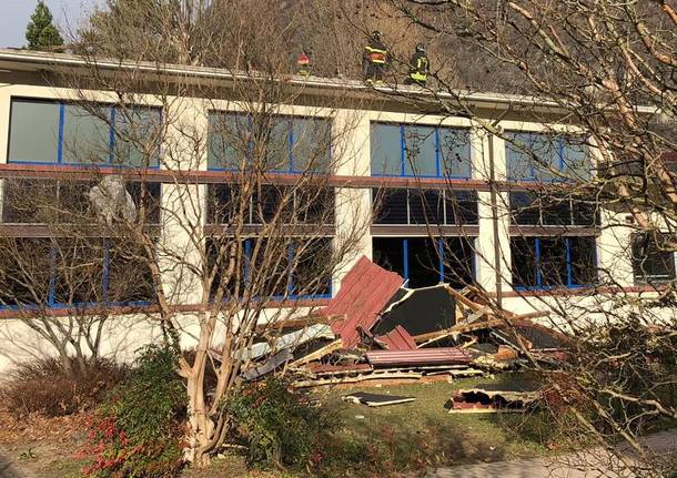 Scoperchiato il tetto della scuola di Laveno