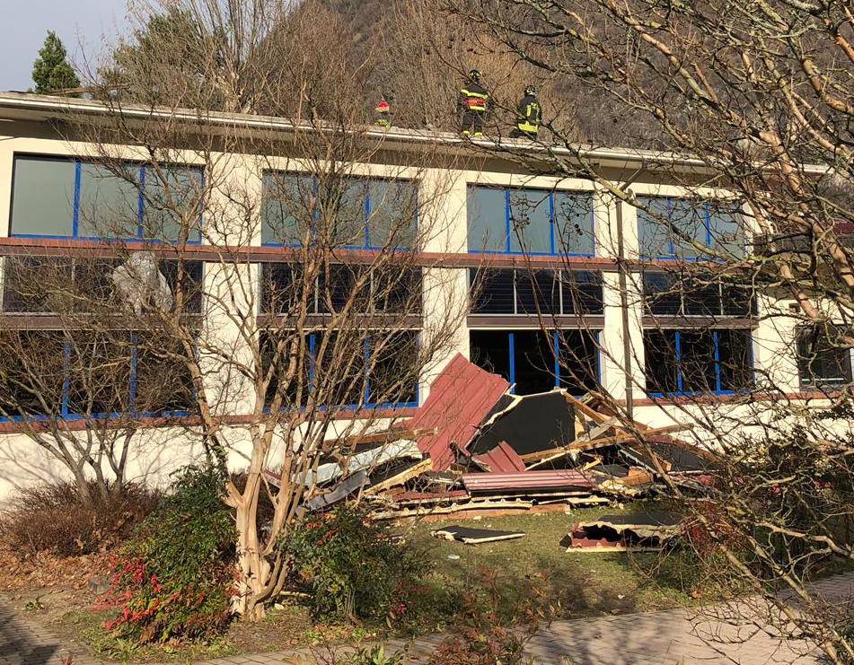 Scoperchiato il tetto della scuola di Laveno