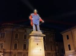 Statue colorate con la luce Romano Baratta