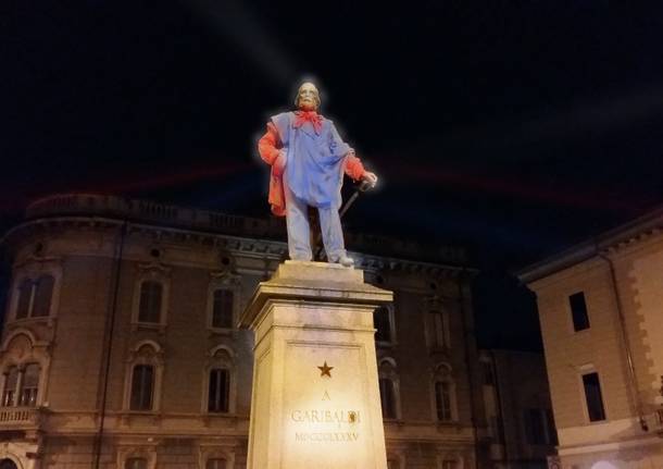 Statue colorate con la luce Romano Baratta