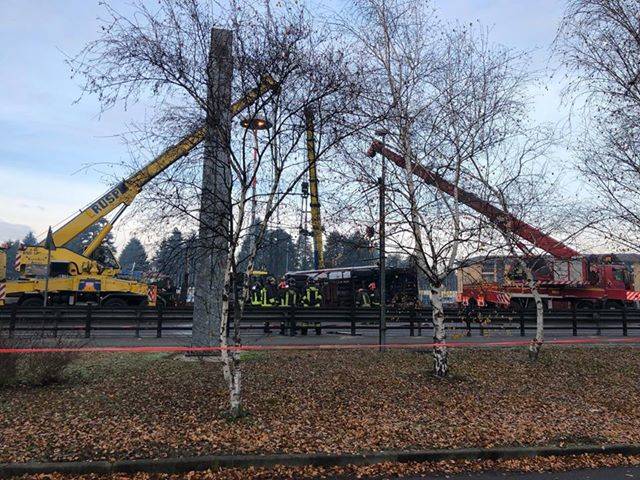 Tir ribaltato, le operazioni di soccorso