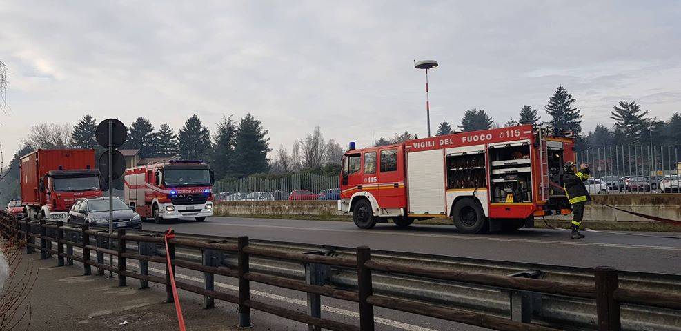 Tir ribaltato, le operazioni di soccorso